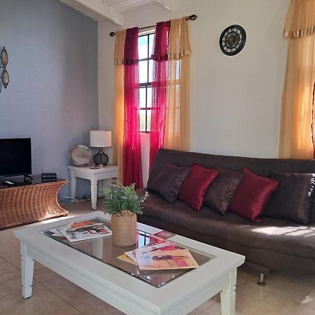 Michand Guest Apartments- Cozy One Or Two Bedroom- 5 Walk Minutes From Airport 10 Mins Drive To Oistins Or Beach ไครสต์เชิร์ช ภายนอก รูปภาพ