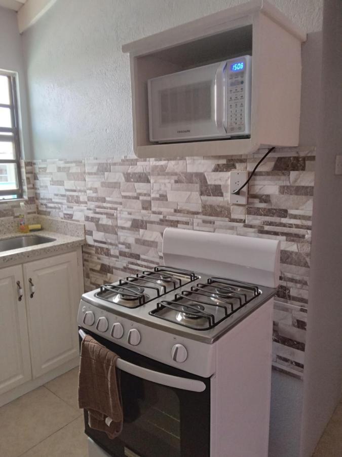 Michand Guest Apartments- Cozy One Or Two Bedroom- 5 Walk Minutes From Airport 10 Mins Drive To Oistins Or Beach ไครสต์เชิร์ช ภายนอก รูปภาพ