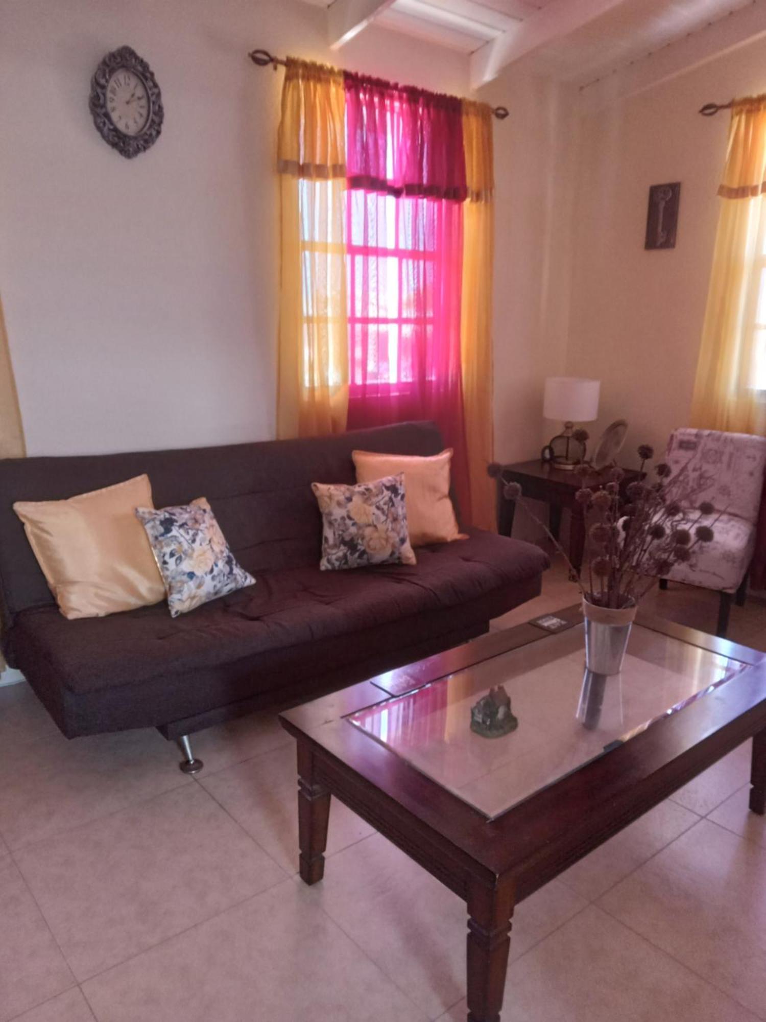 Michand Guest Apartments- Cozy One Or Two Bedroom- 5 Walk Minutes From Airport 10 Mins Drive To Oistins Or Beach ไครสต์เชิร์ช ภายนอก รูปภาพ