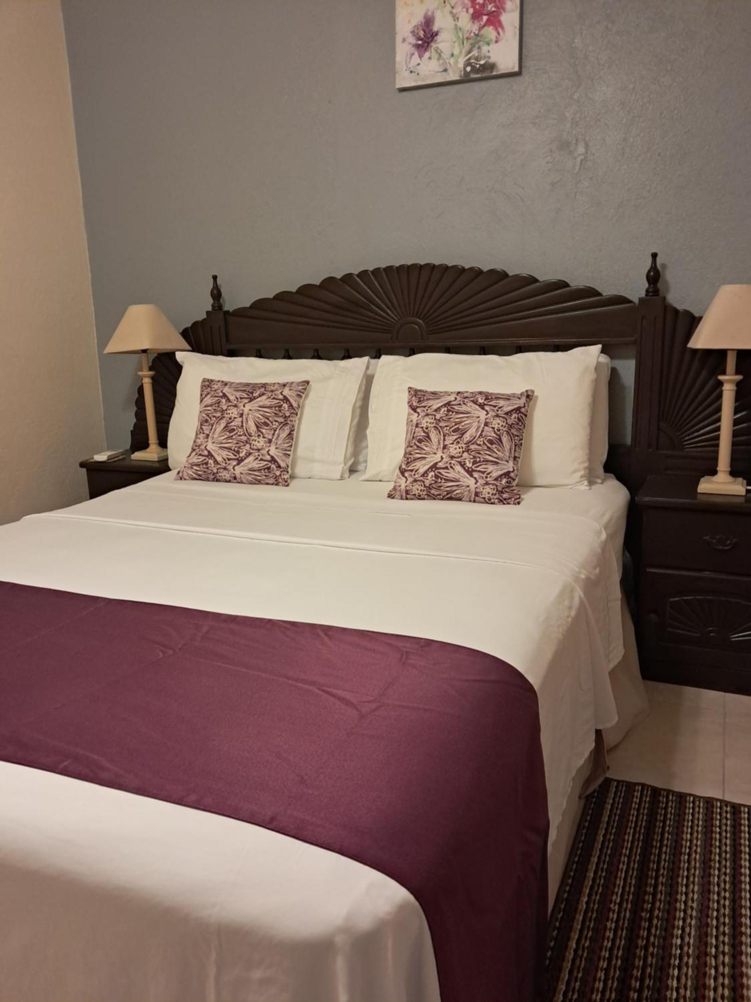 Michand Guest Apartments- Cozy One Or Two Bedroom- 5 Walk Minutes From Airport 10 Mins Drive To Oistins Or Beach ไครสต์เชิร์ช ภายนอก รูปภาพ