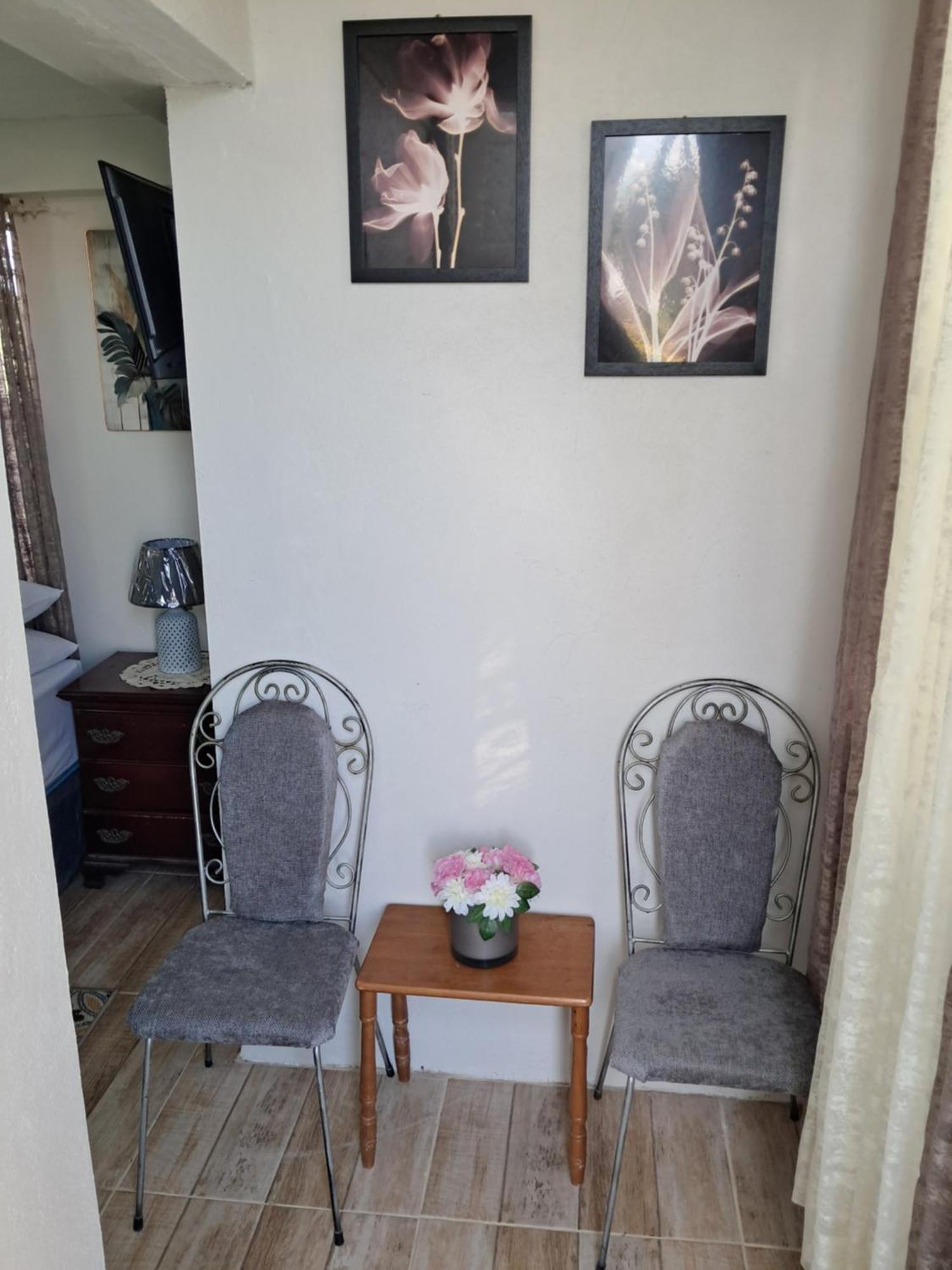 Michand Guest Apartments- Cozy One Or Two Bedroom- 5 Walk Minutes From Airport 10 Mins Drive To Oistins Or Beach ไครสต์เชิร์ช ภายนอก รูปภาพ