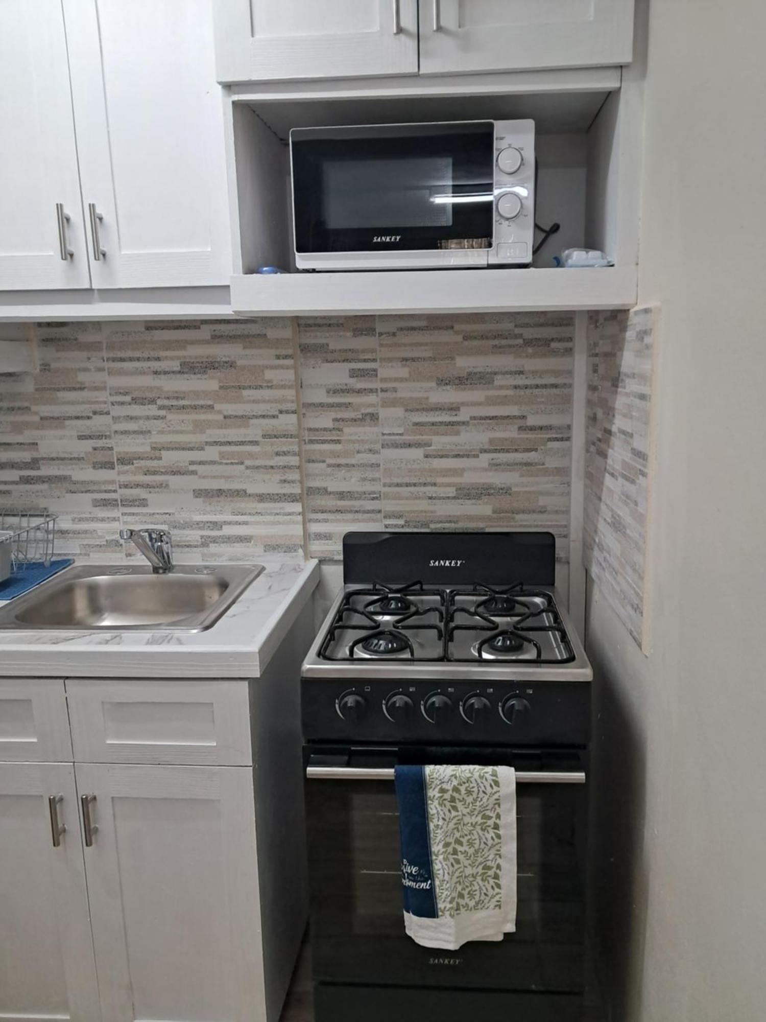 Michand Guest Apartments- Cozy One Or Two Bedroom- 5 Walk Minutes From Airport 10 Mins Drive To Oistins Or Beach ไครสต์เชิร์ช ภายนอก รูปภาพ