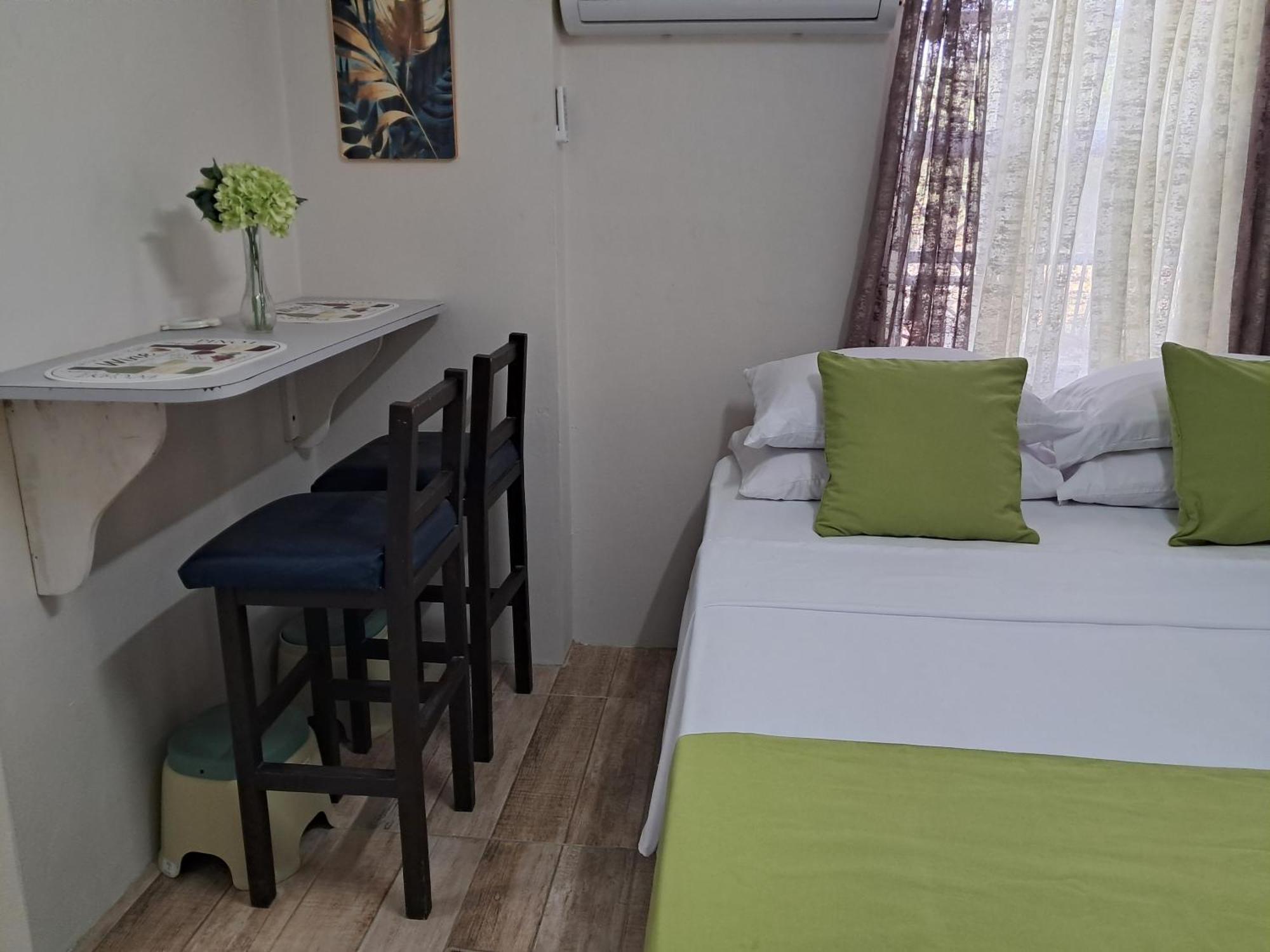 Michand Guest Apartments- Cozy One Or Two Bedroom- 5 Walk Minutes From Airport 10 Mins Drive To Oistins Or Beach ไครสต์เชิร์ช ภายนอก รูปภาพ