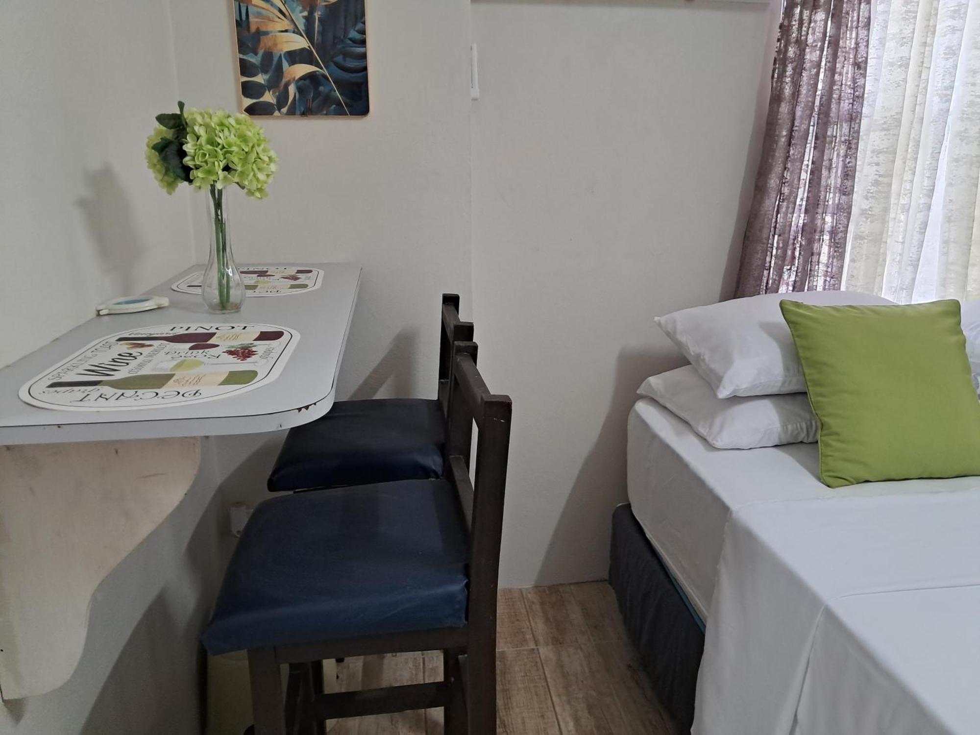 Michand Guest Apartments- Cozy One Or Two Bedroom- 5 Walk Minutes From Airport 10 Mins Drive To Oistins Or Beach ไครสต์เชิร์ช ภายนอก รูปภาพ