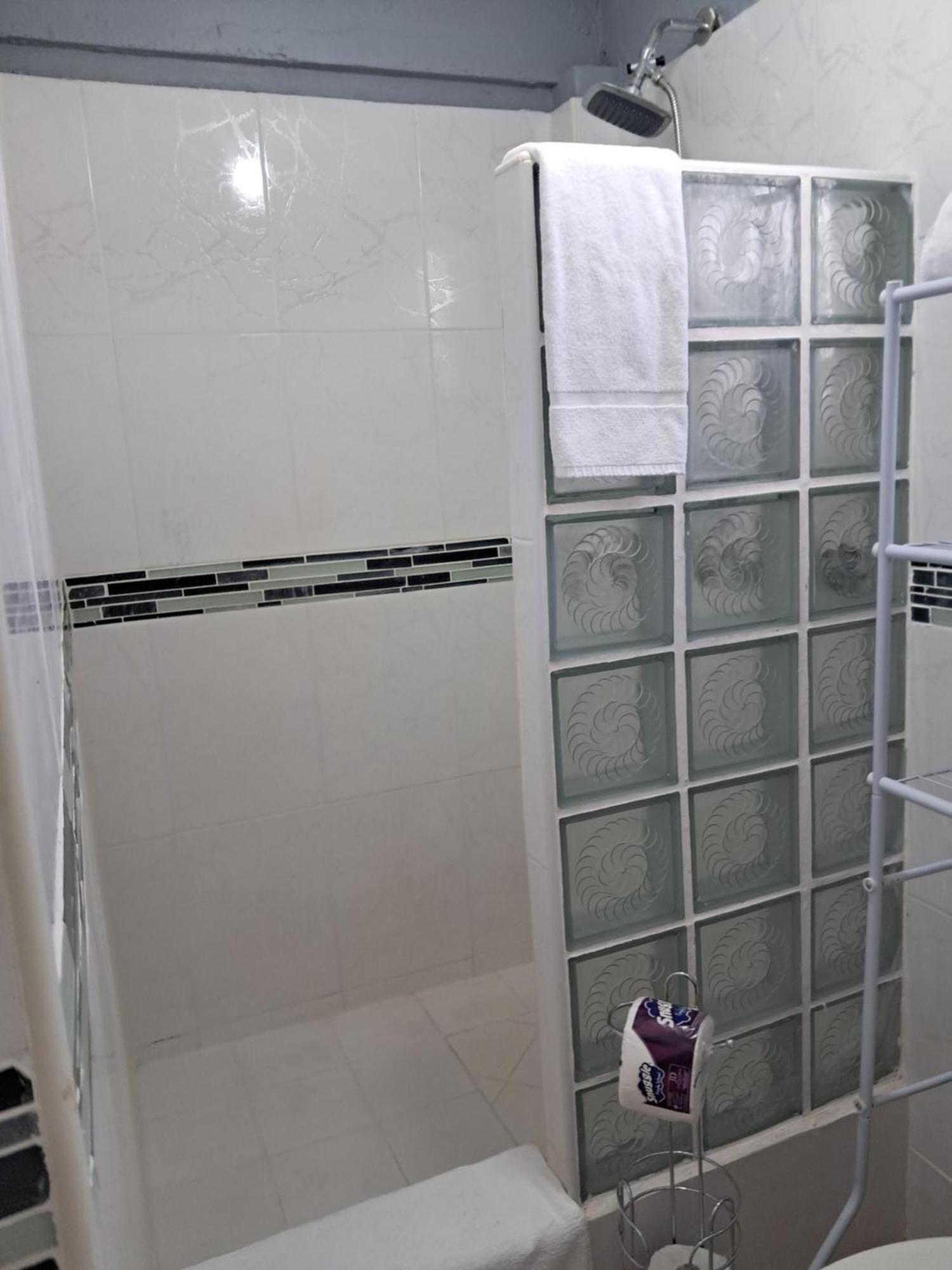 Michand Guest Apartments- Cozy One Or Two Bedroom- 5 Walk Minutes From Airport 10 Mins Drive To Oistins Or Beach ไครสต์เชิร์ช ภายนอก รูปภาพ