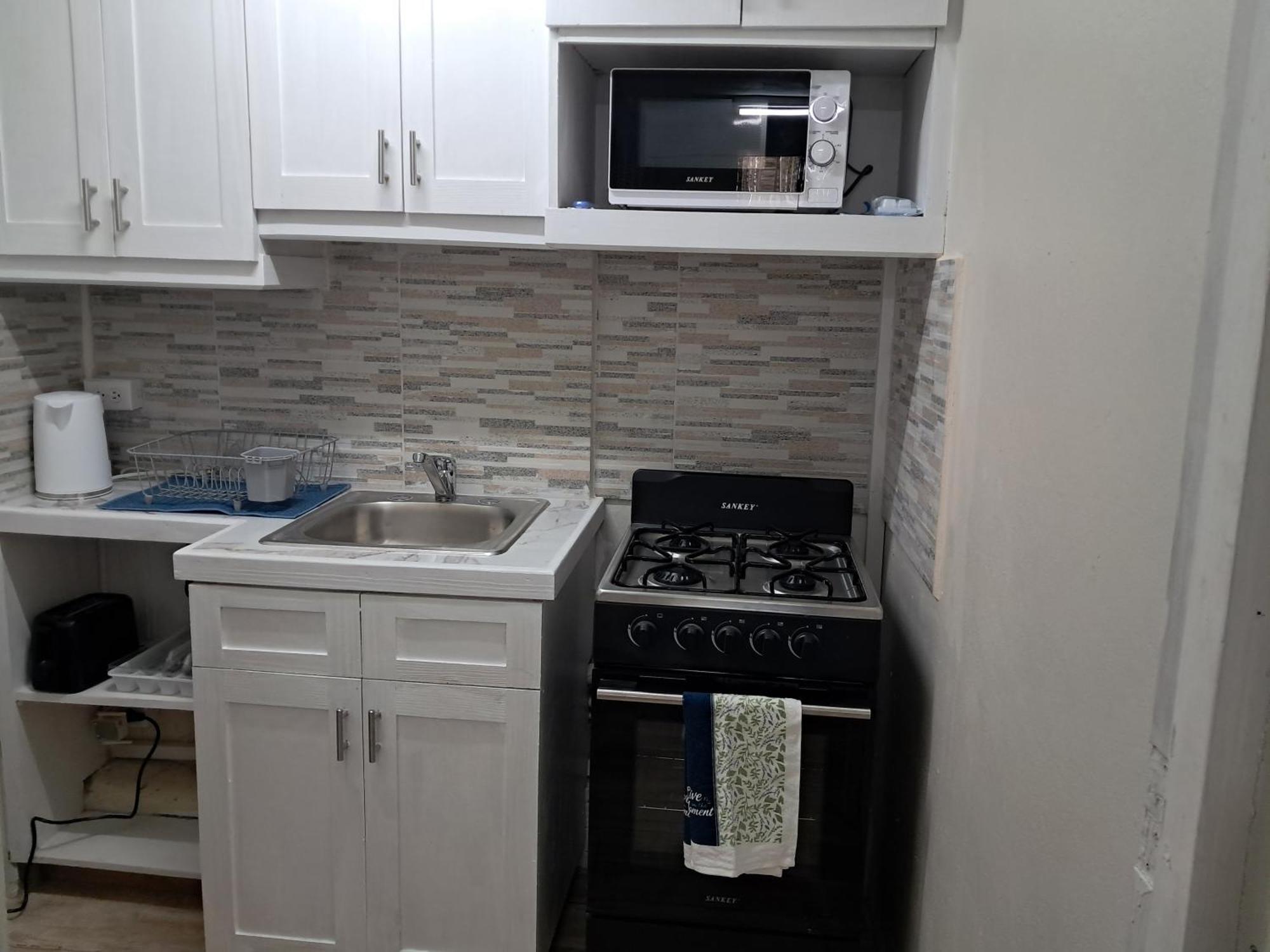 Michand Guest Apartments- Cozy One Or Two Bedroom- 5 Walk Minutes From Airport 10 Mins Drive To Oistins Or Beach ไครสต์เชิร์ช ภายนอก รูปภาพ