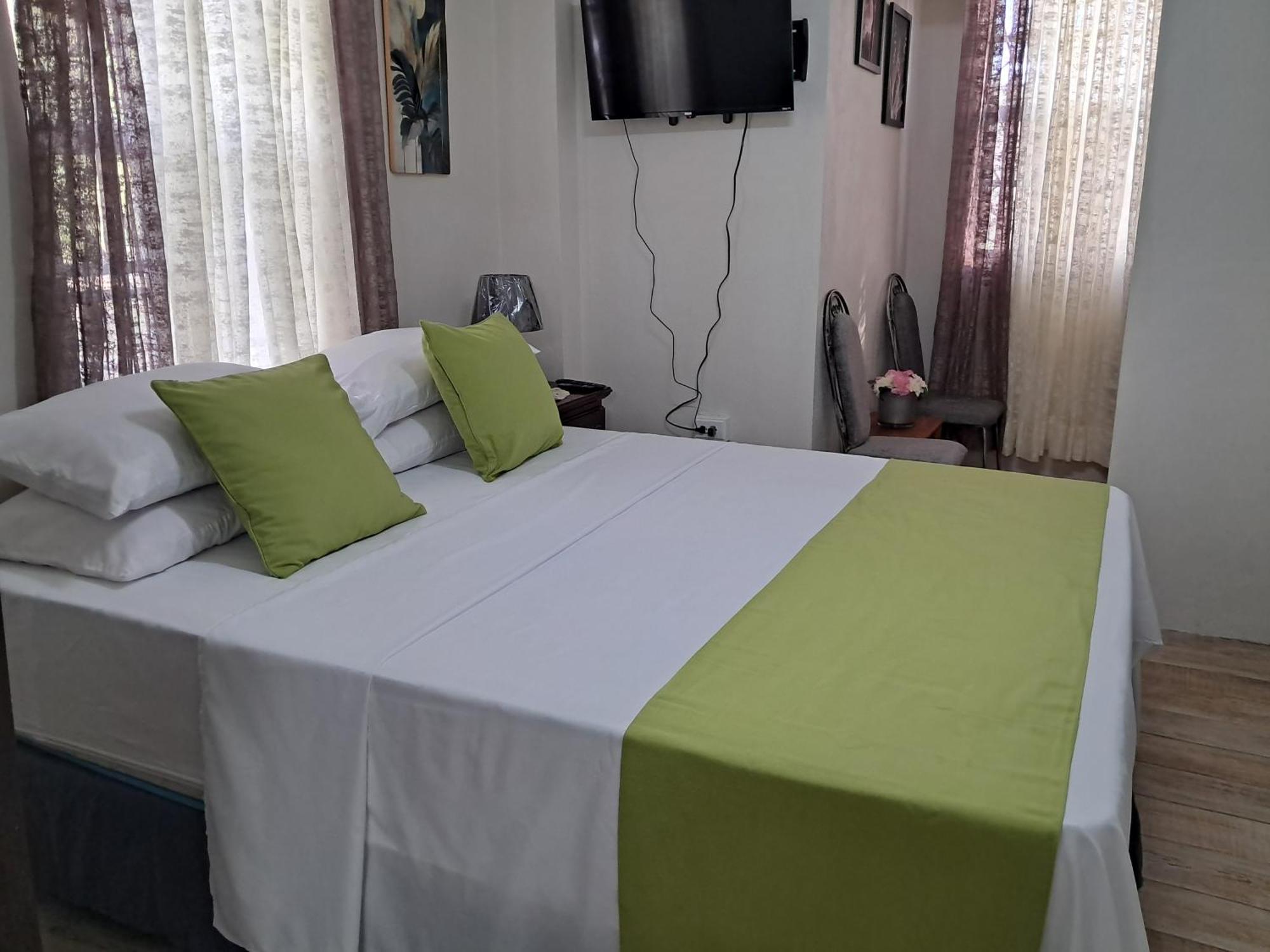 Michand Guest Apartments- Cozy One Or Two Bedroom- 5 Walk Minutes From Airport 10 Mins Drive To Oistins Or Beach ไครสต์เชิร์ช ภายนอก รูปภาพ