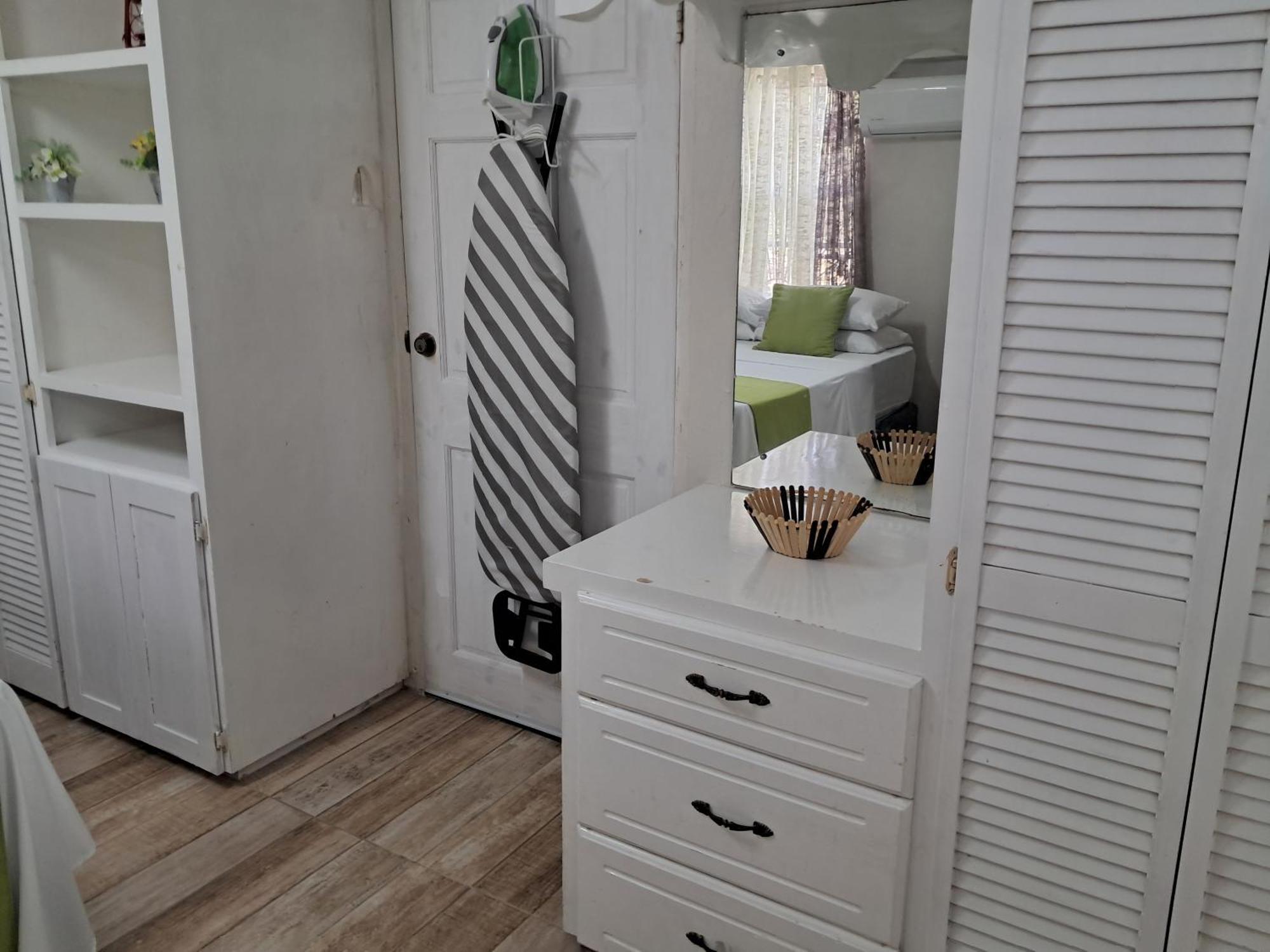 Michand Guest Apartments- Cozy One Or Two Bedroom- 5 Walk Minutes From Airport 10 Mins Drive To Oistins Or Beach ไครสต์เชิร์ช ภายนอก รูปภาพ