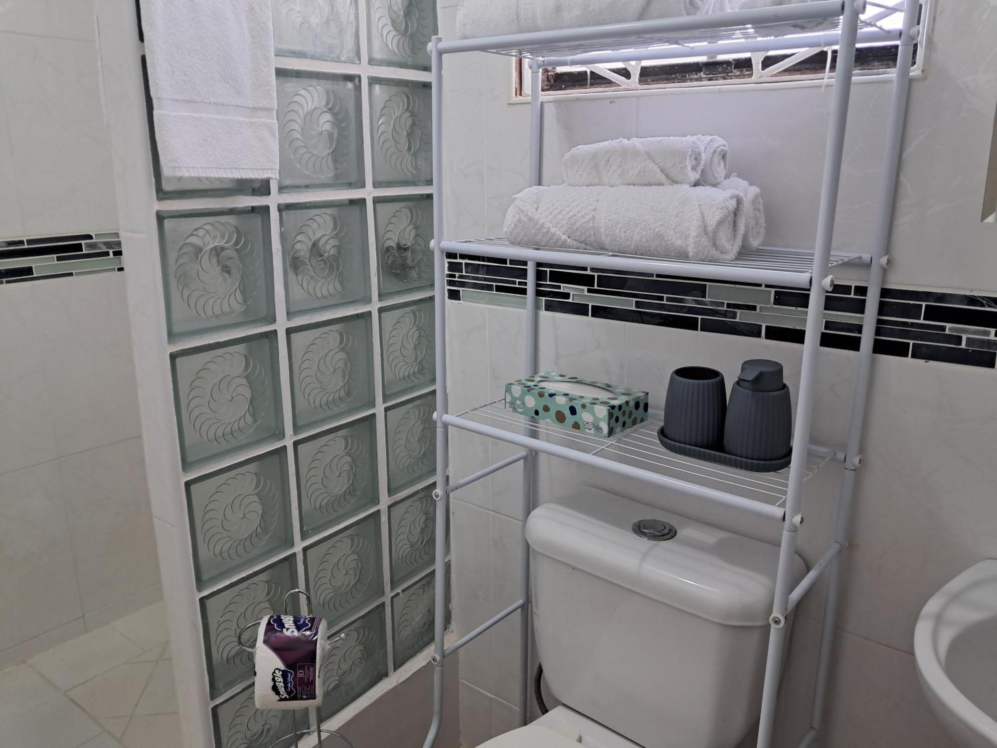 Michand Guest Apartments- Cozy One Or Two Bedroom- 5 Walk Minutes From Airport 10 Mins Drive To Oistins Or Beach ไครสต์เชิร์ช ภายนอก รูปภาพ