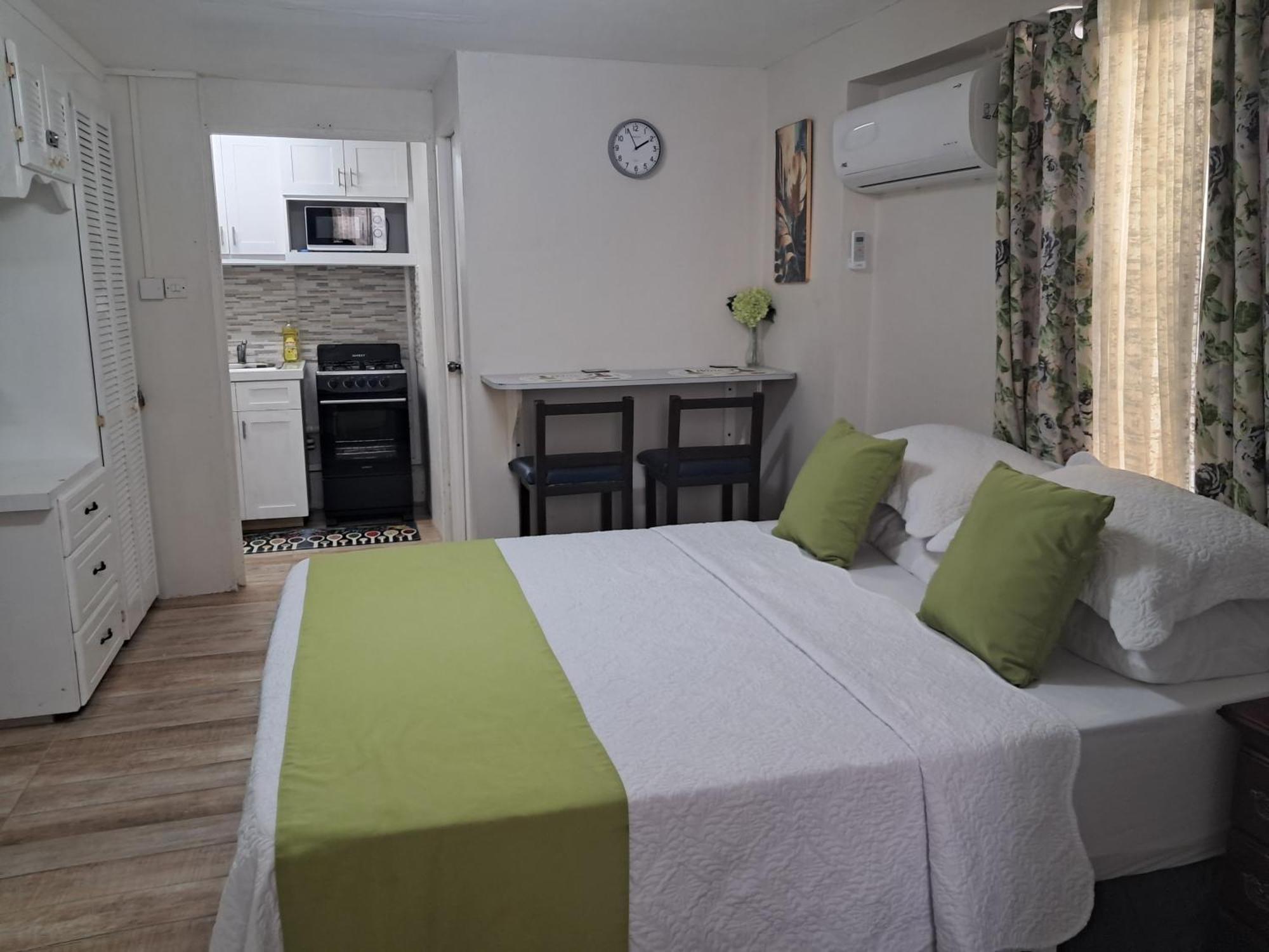Michand Guest Apartments- Cozy One Or Two Bedroom- 5 Walk Minutes From Airport 10 Mins Drive To Oistins Or Beach ไครสต์เชิร์ช ภายนอก รูปภาพ
